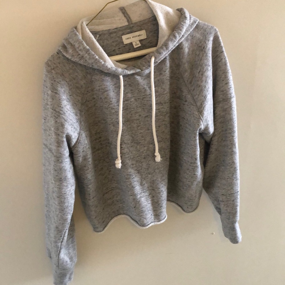 Women’s cropped sweatshirt, color gray, size small.